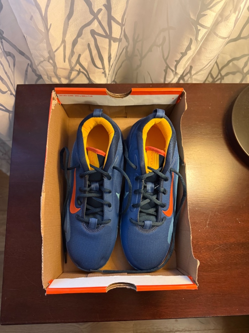 Nike isofly- 6Y (7.5W)-  New!!